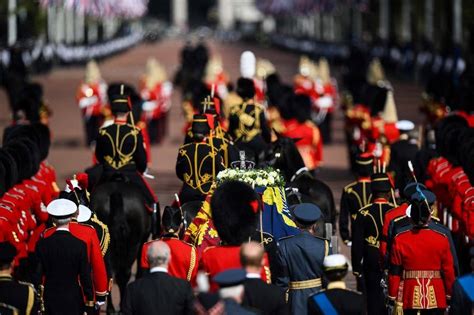 Cerimônia de cortejo do corpo da rainha Elizabeth II começa em Londres