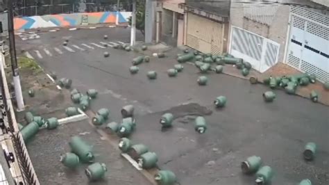 Vídeo caminhão derruba dezenas de botijões de gás em rua de Diadema