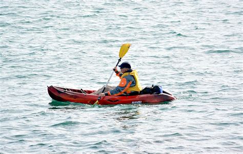 Le canoë kayak du plaisir sur leau seul ou accompagné