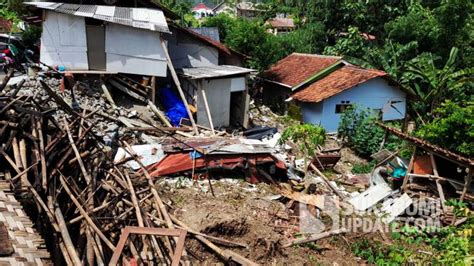 Pergerakan Tanah Di Bantargadung Sukabumi Rumah Warga Ambruk