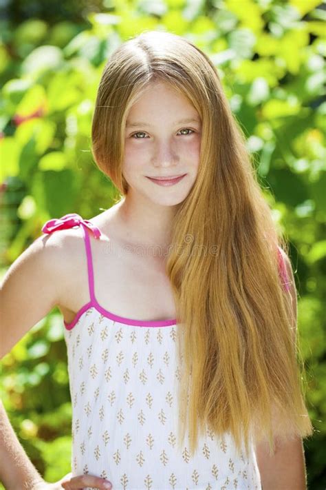 Portrait D Une Belle Jeune Petite Fille Blonde Image Stock Image Du Mode Dur E