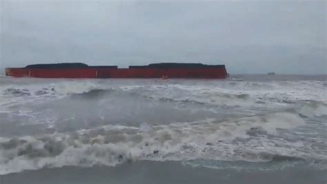 Kapal Tug Boat Dihantam Gelombang Di Perairan Pulau Baai Bengkulu