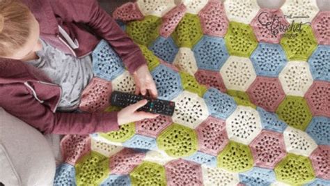 Crochet Hexagon Afghan Pattern + Tutorial | The Crochet Crowd