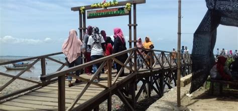 Pesona Pantai Kelapa Tuban Pikat Wisatawan Manca Negara