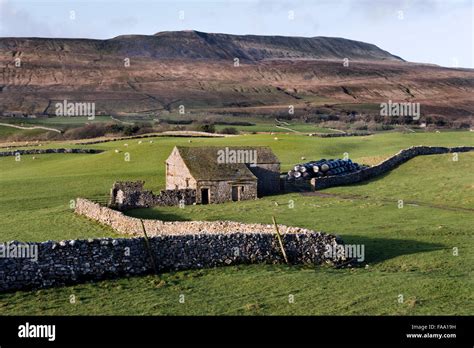 Stone Barn Yorkshire Dales Hi Res Stock Photography And Images Alamy