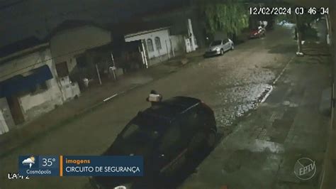 V Deo Homem Ateia Fogo A Carro Estacionado Na Vila Industrial Em