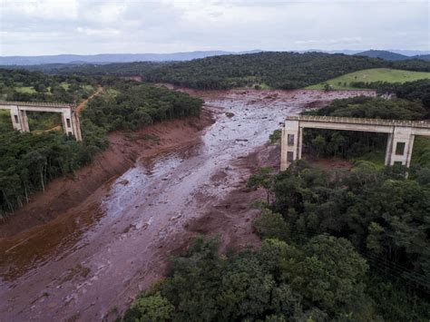 La Rupture D Un Barrage Minier Au Br Sil Fait Morts Et Disparus