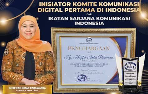 Gubernur Khofifah Raih Penghargaan Tokoh Inisiator Komite Komunikasi