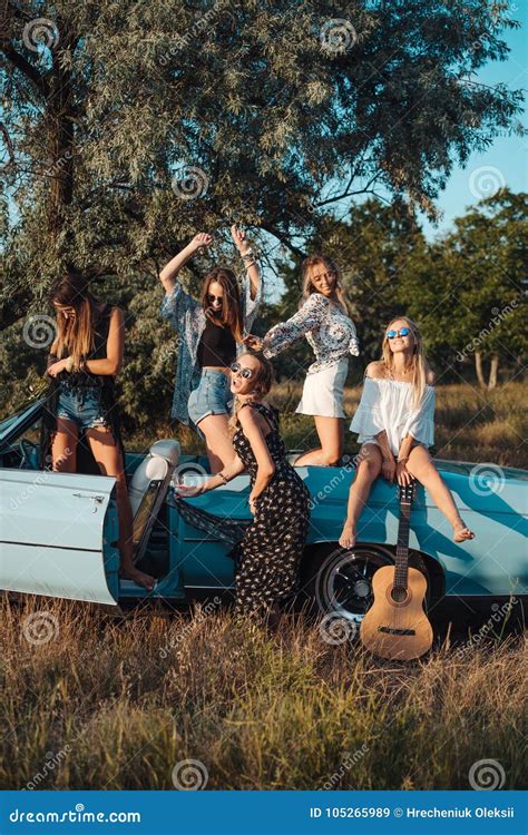 Six Filles Ont L Amusement Dans La Campagne Image Stock Image Du