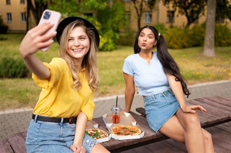 Mujeres De Vista Frontal Tomando Selfie Al Aire Libre Foto Gratis