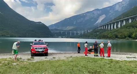 Giovane Si Tuffa Nel Lago Morto E Non Riemerge Trovato Senza Vita