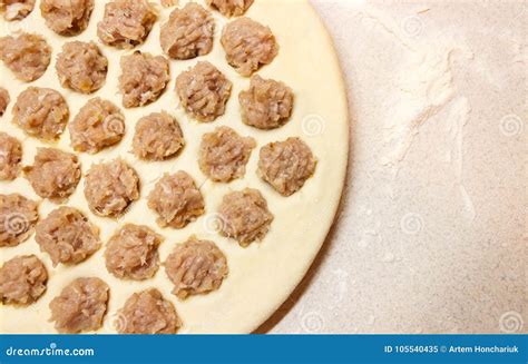 Bolinhas De Massa Caseiros Recheio De Carne Da Galinha Imagem De