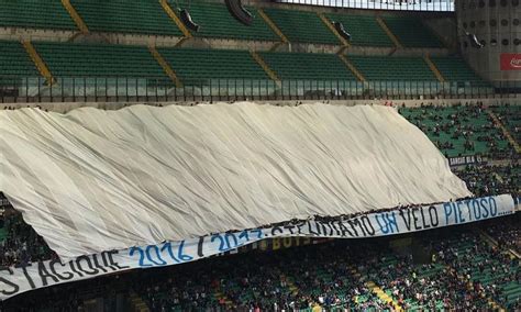 Inter I Tifosi Lasciano Il Settore Ospiti Dopo L Della Lazio Serie