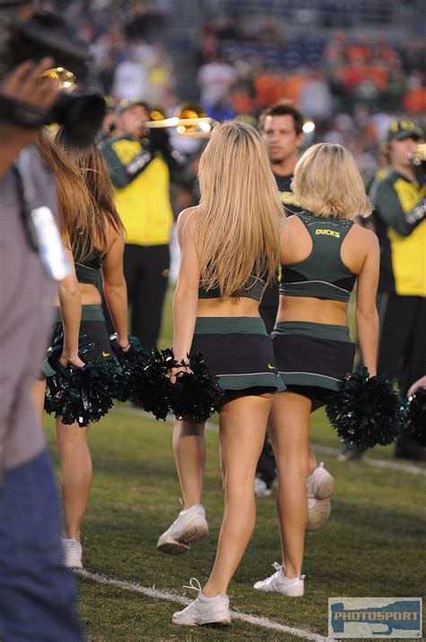 Pin By Zonazombi Chuecos Ulacio On Oregon Ducks Cheerleaders Cheer Pictures Oregon Ducks