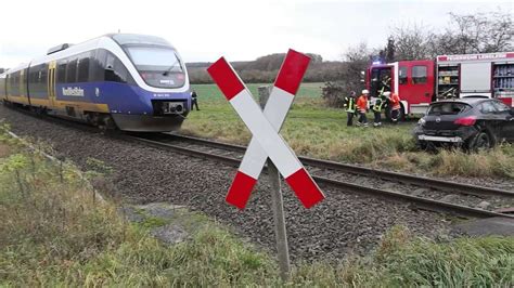 Unfall Am Bahn Bergang Regionalbahn St T Mit Auto Zusammen