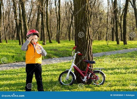 Gulligt Barn Som Cyklar Ut Dricka Buteljerat Vatten Arkivfoto Bild Av