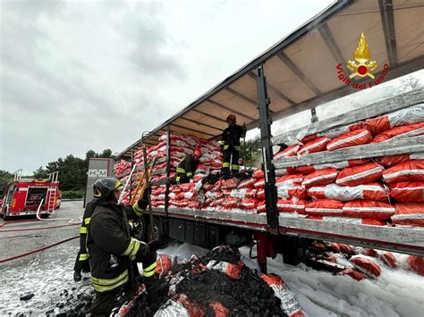 Incendio Tir Pieno Di Carbonella In Autostrada Nuove Code Foto