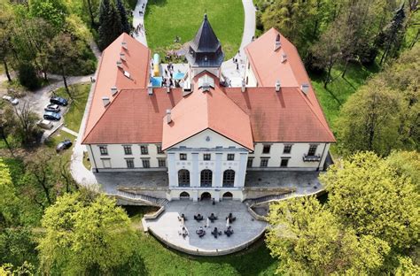 Zamek W Dzikowie Tarnobrzeg Rezydencja Tarnowskich Otoczona