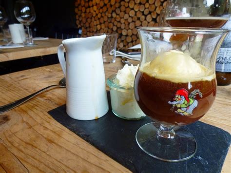 Un peu gay dans les coings Les Gamines à Poix Saint Hubert en Ardenne belge