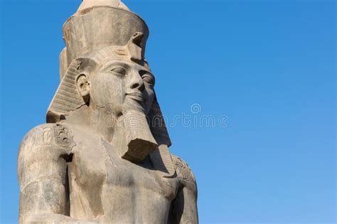 Estatua De Ramesses Ii En El Templo De Luxor Con Espacio Para Copiar