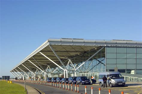 London Stansted Airport - Foster + Partners (1991) | Aeroportos | Pinterest | Stansted F.C ...