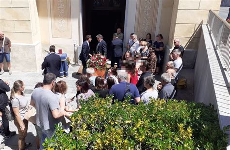 Pollein celebrati i funerali di Marco Cattarinussi La comunità si