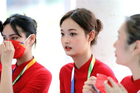 Loạt hot girl bưng khay huy chương đọ sắc cùng gái khán đài trong SEA Games 31 Người kín đáo