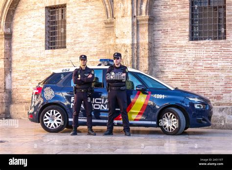 Coche De Polic A Espa Ol Oficiales En La Catedral De Valencia Patrulla