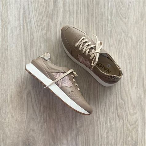 Tenis Taupe Con Aplique Palo Rosa En Cuero Calzado Nanys