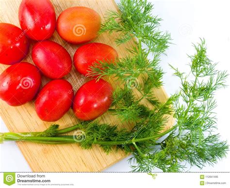 Placa De Desbastamento De Madeira Fresca Do Tomate E Do Aneto No Fundo