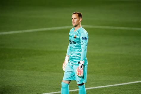 Ter Stegen será intervenido en el tendón rotuliano y estará fuera unas