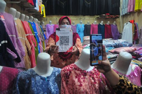 PENGGUNAAN QRIS DI PASAR TRADISIONAL ANTARA Foto