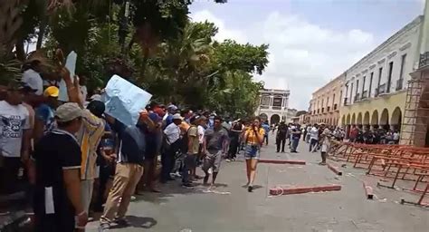 Manifestaci N De Pescadores Frente Al Palacio De Gobierno Capturada En