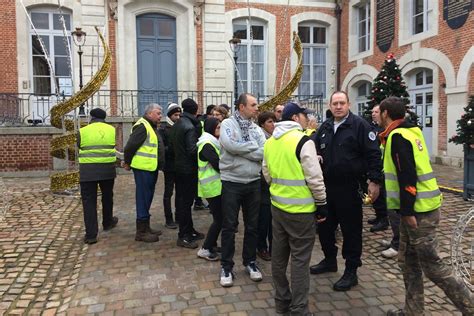 Cabanes démontées des gilets jaunes de Lisieux demandent des