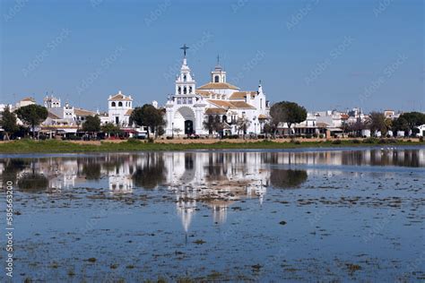 Ermita de El Rocío con el reflejo en la marisma foto de Stock Adobe Stock