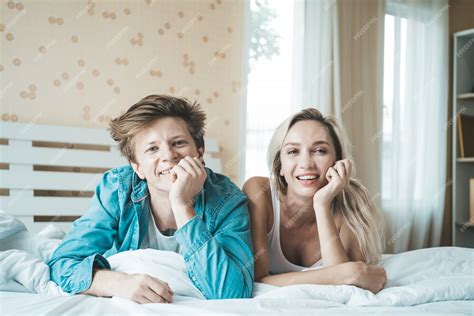 Free Photo Happy Couple Playing Together In The Bedroom