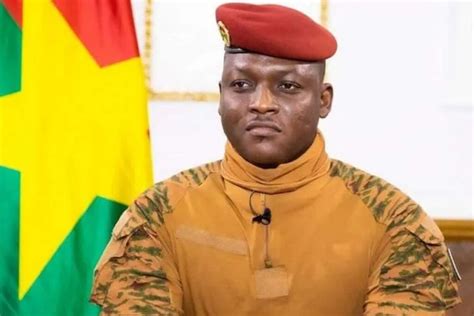 Burkina Faso Ibrahim Traor Tape Du Poing Sur La Table Des