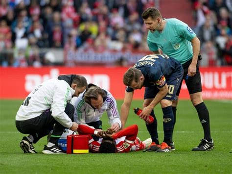 FC Bayern Davies Nach Schlag Ins Gesicht Zum Zahnarzt News