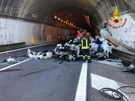 Scontro Fra Un Auto E Un Tir Un Carabiniere Palermitano Di 23 Anni