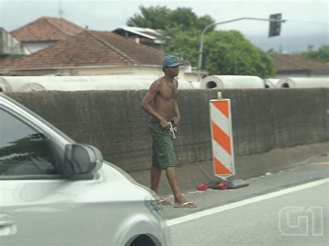 G1 Polícia identifica homens flagrados durante assalto em rodovia de