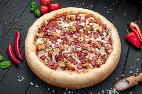 Pizza Grande E Saborosa Diferentes Tipos De Carne Foto De Stock