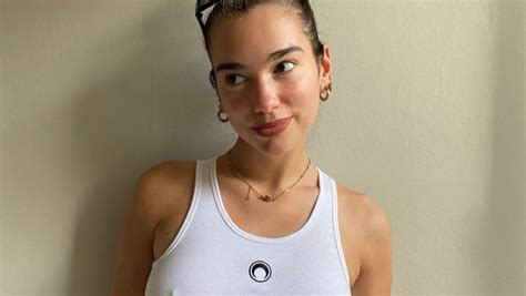 Dua Lipa impactó al lucir una microbikini rosa tejida