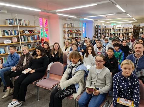 Junge Vorleser und Vorleserinnen in der Bruchköbeler Stadtbibliothek