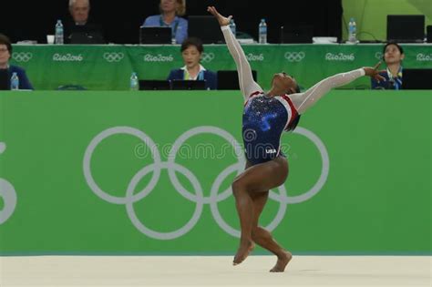 Simone Días De Los Estados Unidos Compite Durante El Ejercicio En El