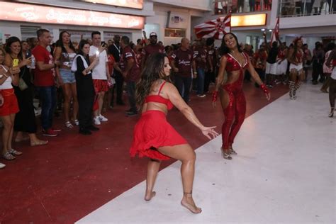 Carnaval Descal A Viviane Araujo Cai No Samba De Top E Shortinho