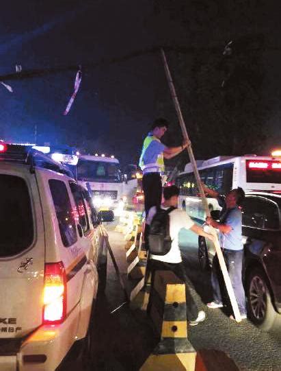 大货车挂歪路边电线杆 一群托举哥举起电缆保畅通新浪陕西新浪网