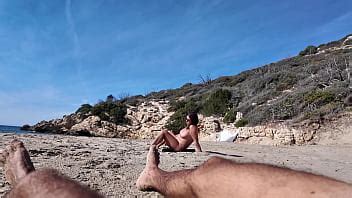 Kurvige Fremde Nudistin und Voyeurin am Strand Lustiger Dildo Tschüss OpenCurlyDoubleQuote