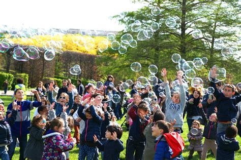 Chasse aux oeufs de Pâques à Paris du Secours Populaire au parc André