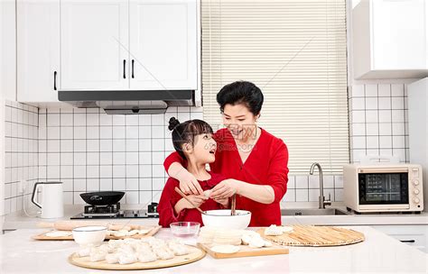 奶奶教孙女包饺子高清图片下载 正版图片501800236 摄图网