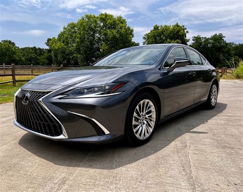 REVIEW: 2022 Lexus ES 300h Ultra Luxury Is Your Midsize Sedan Oasis of ...